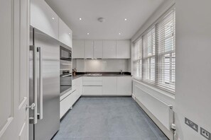 Fridge, microwave, oven, stovetop - Luxurious 4-Bed Mews House in London (London)