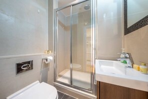 浴槽、ヘアドライヤー、タオル