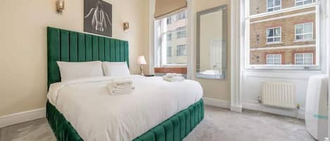 2 bedrooms, desk, iron/ironing board, WiFi