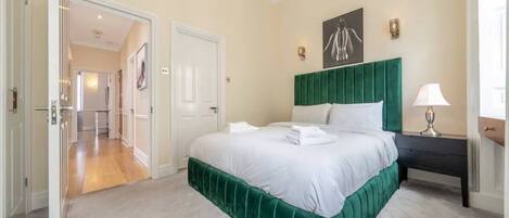 2 間睡房、書桌、熨斗/熨衫板、可攜式嬰兒床