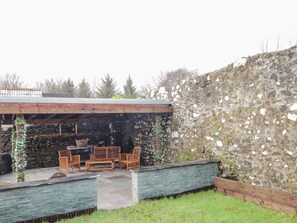 Outdoor dining - Pebble Cottage (Portree)