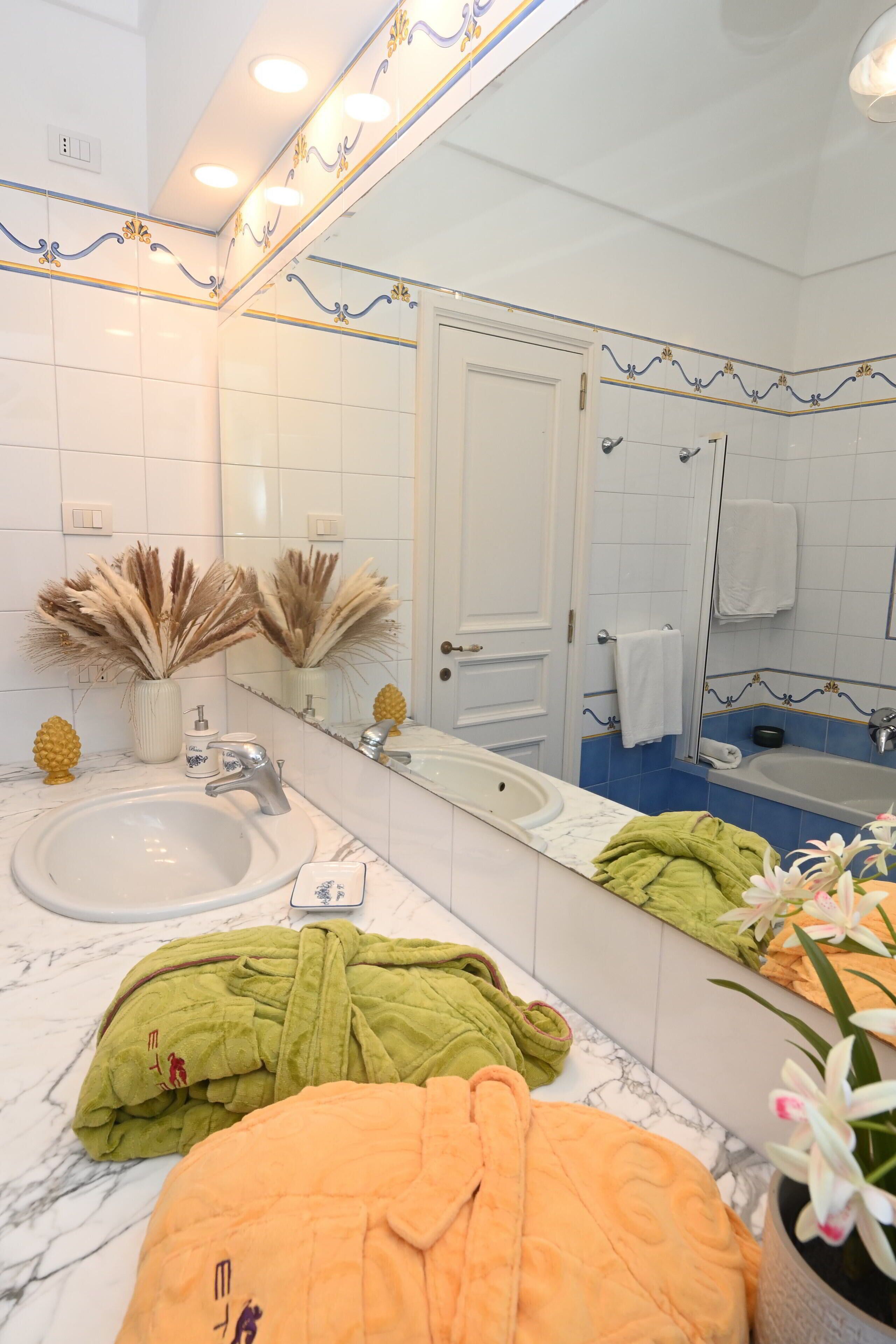 Villa with huge garden, 10 min walk from piazzetta