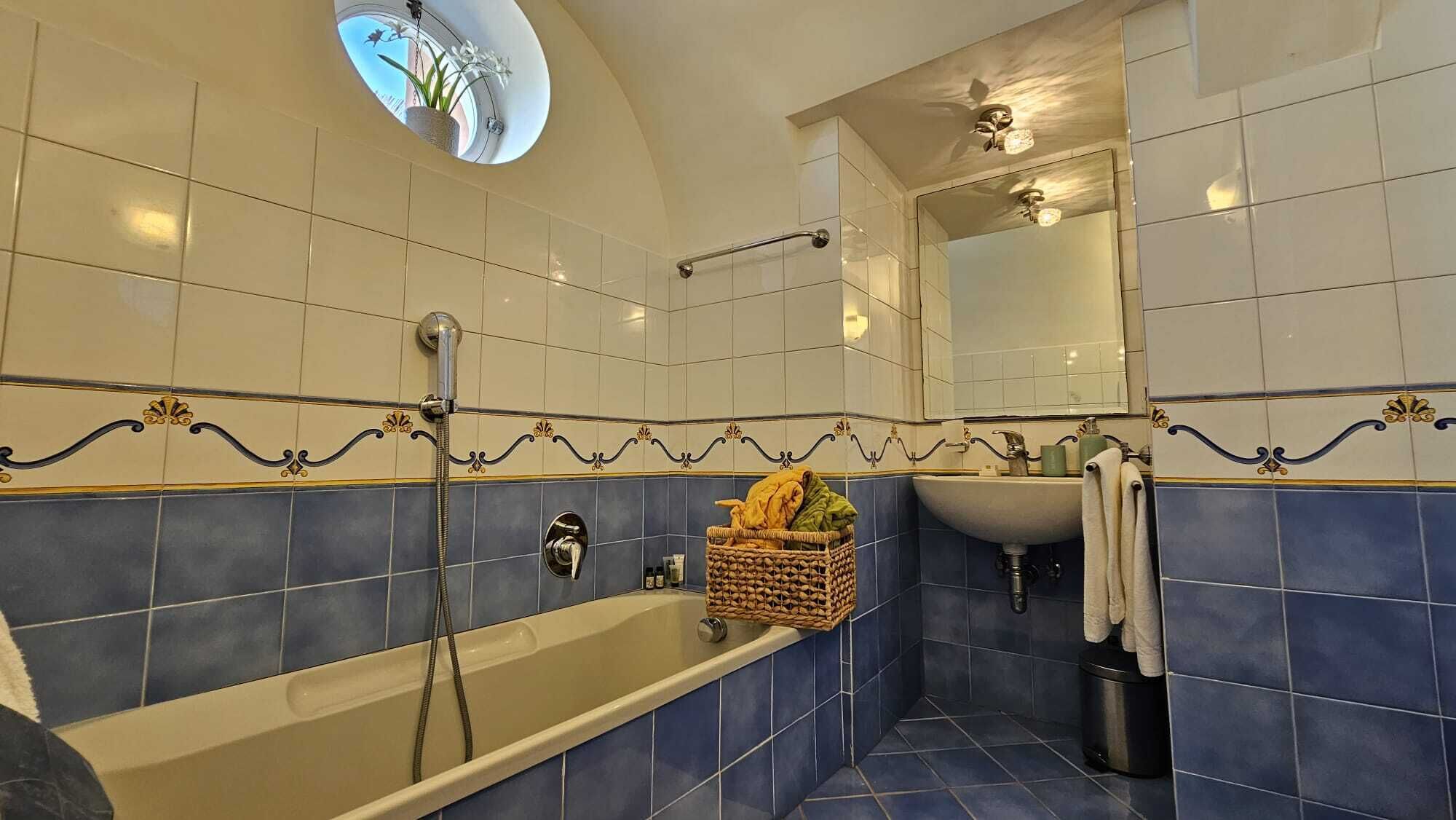 Villa with huge garden, 10 min walk from piazzetta