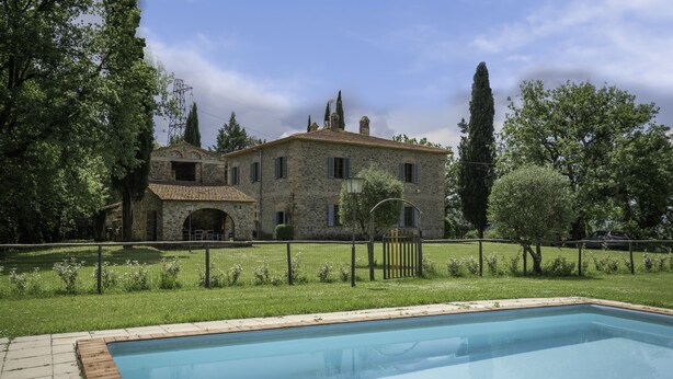 A stone building with a swimming pool in front. - Belvedere - Ambra By Geco Vacation Rentals (Bucine)