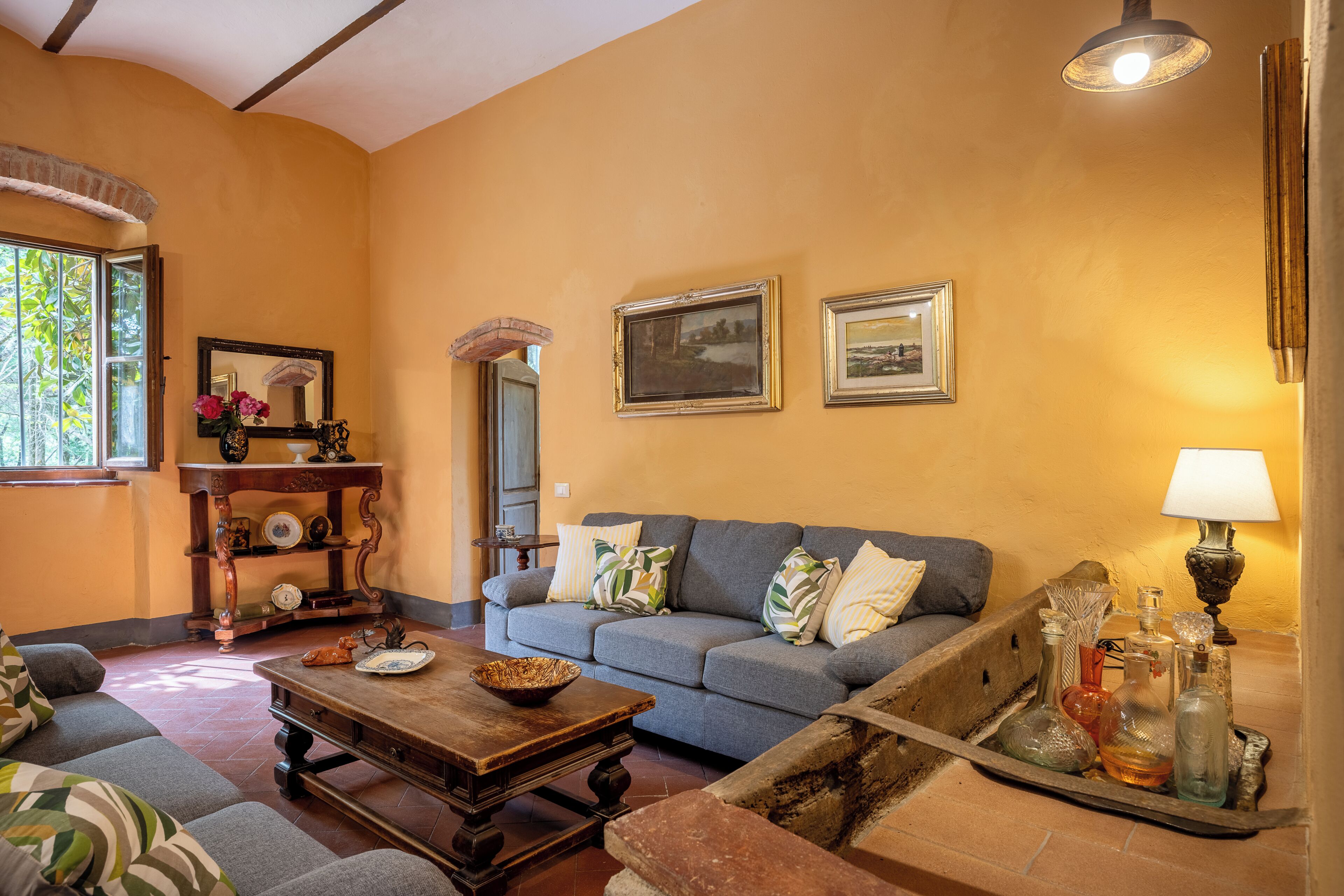 Una sala de estar acogedora con un sofá, una mesa de centro y una chimenea.