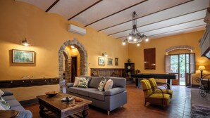 A living room with a sofa, armchairs, a coffee table, a fireplace, and a billiards table. - Belvedere - Ambra By Geco Vacation Rentals (Bucine)