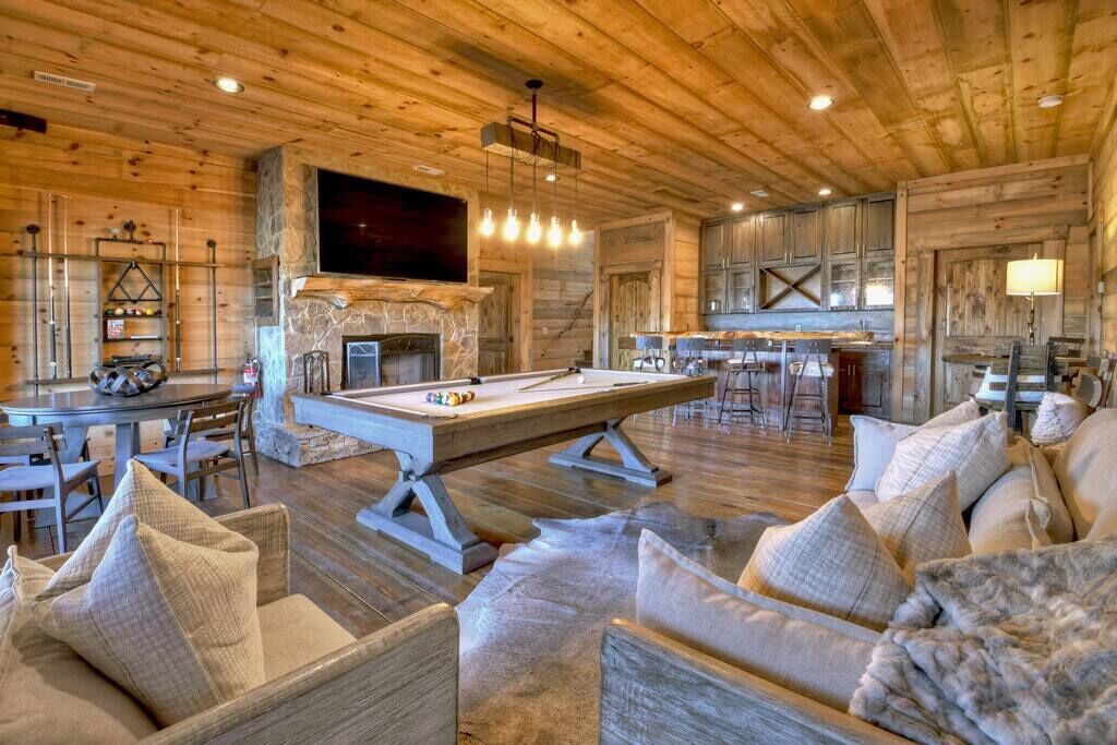 Stunning Cabin w/Mtn Views & Brand New Furnishings