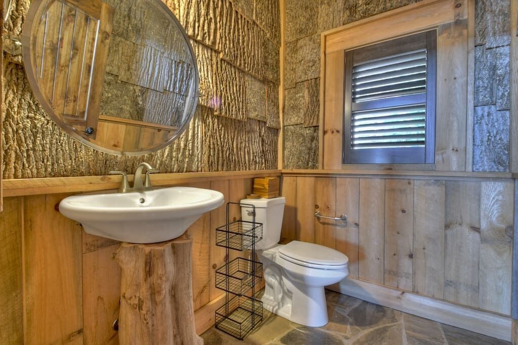 Stunning Cabin w/Mtn Views & Brand New Furnishings