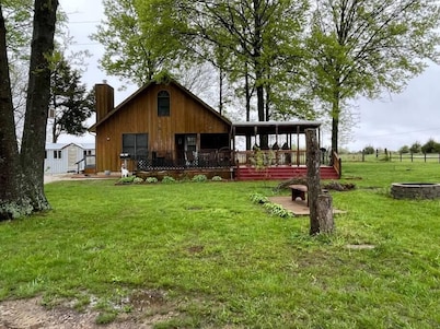 Cozy Cabin by Bucksaw Marina, Truman Lake