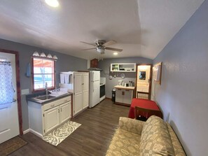 Kjøleskap, mikrobølgeovn, ovn og kokeplater