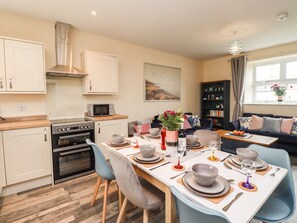 Fridge, dishwasher, electric kettle, toaster - Lonnon Cottage (Alnwick)