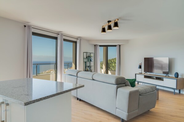 Comfort-Apartment | Wohnbereich | 65-Zoll-Fernseher mit Kabelempfang