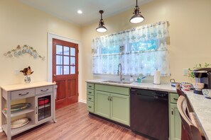 Fridge, microwave, stovetop, dishwasher - 'The Inn on Second' - Jackson Family Home! (Jackson)