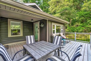Outdoor dining - Pet-Friendly Pickens Vacation Rental w/ Fire Pit (Pickens)