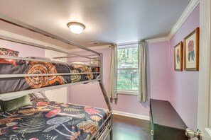 3 habitaciones, escritorio y tabla de planchar con plancha