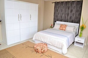 2 Schlafzimmer, Zimmersafe, Schreibtisch, Bügeleisen/Bügelbrett