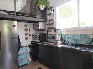 Geladeira, micro-ondas, fogão, cooktop