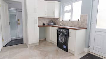 Dishwasher, electric kettle, toaster, cookware/dishes/utensils
