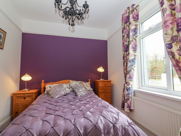 3 عدّة غرف نوم وبديكورات فريدة لكل غرفة وطراز فريد لك ل وحدة