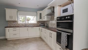 Dishwasher, electric kettle, toaster, cookware/dishes/utensils
