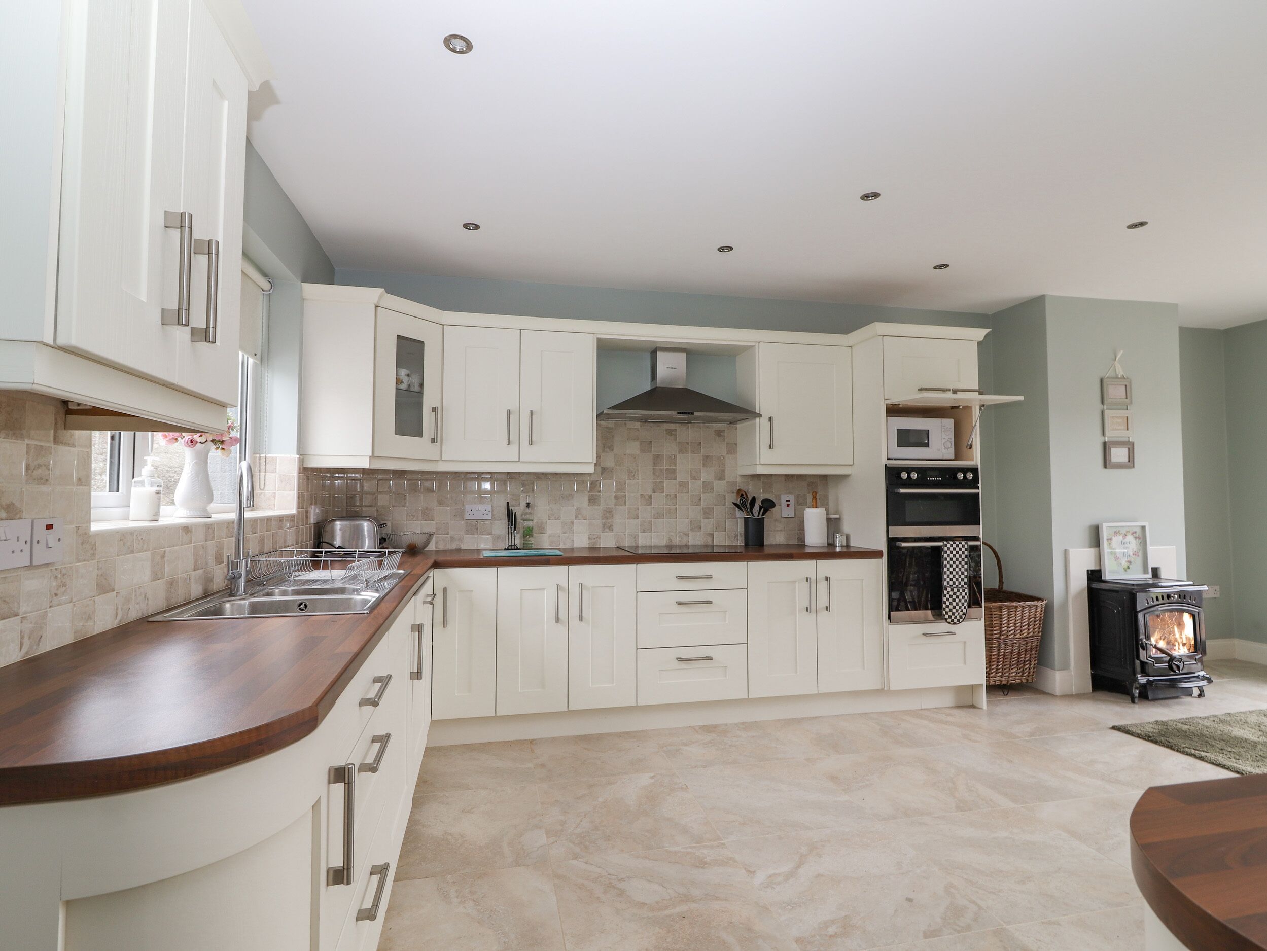 Lave-vaisselle, bouilloire électrique, grille-pain