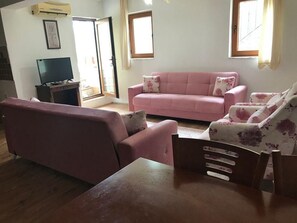 Standard Double Room, 1 Bedroom | Desk, laptop workspace, bed sheets - Apart48  (Ula)