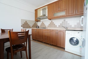 Standard Twin Room | Private kitchen | Mini-fridge, stovetop, cookware/dishes/utensils, paper towels - Apart48  (Ula)