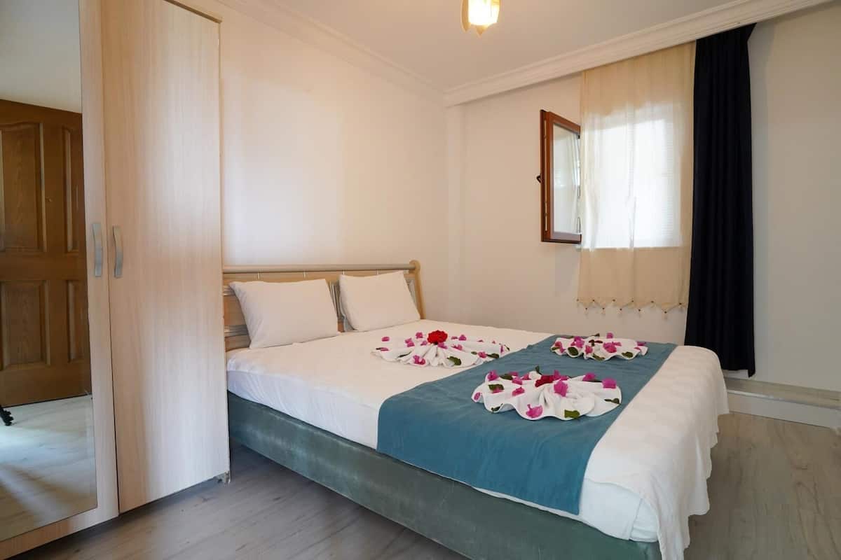 1 slaapkamer, een bureau, een laptopwerkplek, beddengoed
