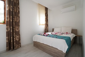 Standard Twin Room | Desk, laptop workspace, bed sheets - Apart48  (Ula)