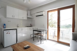 Quarto quádruplo standard, 1 quarto | Cozinha privada | Frigobar, cooktop, talheres/pratos/utensílios de cozinha