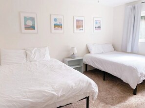 3 bedrooms, desk, iron/ironing board, free WiFi