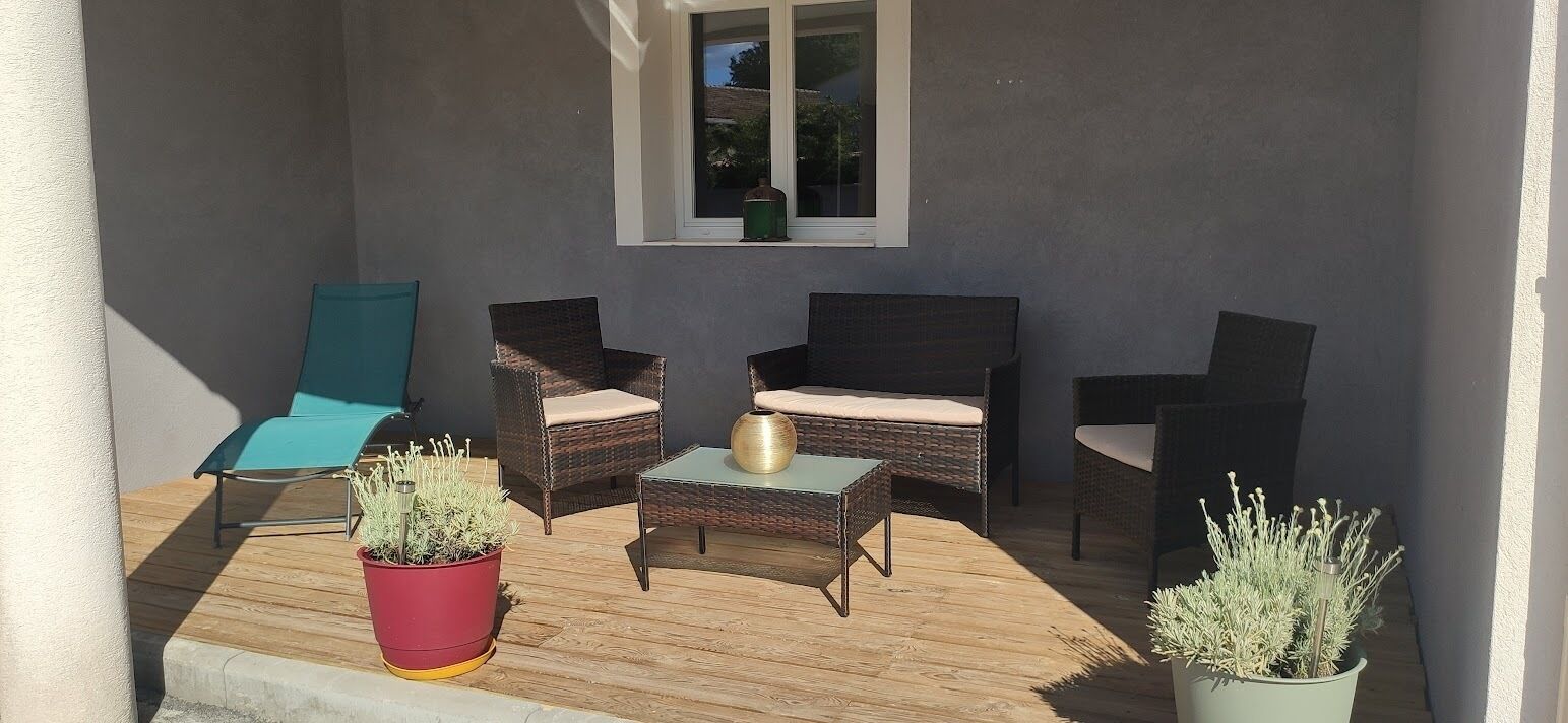 3 room apartment with sunny terrace in the heart of Green Provence