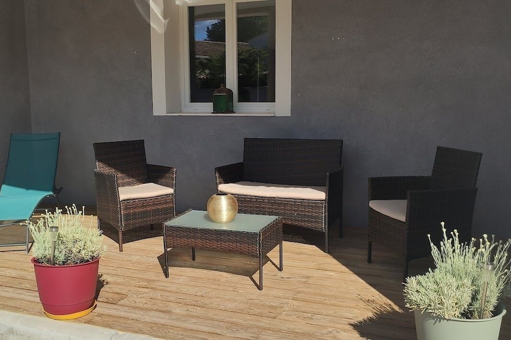 3 room apartment with sunny terrace in the heart of Green Provence