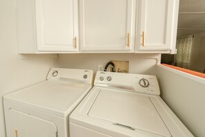 Interior - Hidden Hillside Retreat (Wrightsville)