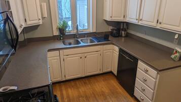 雪櫃、微波爐、焗爐、爐具