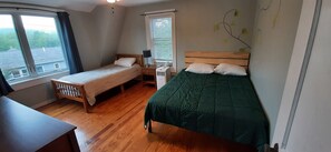 3 bedrooms, iron/ironing board, travel cot, free WiFi - Waldheim Cottage: In-town bar Harbor Hideaway (Bar Harbor)