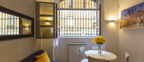Appartement Ville | Aire de séjour | Téléviseur à écran plat de 32 po avec télévision numérique, téléviseur