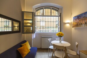 Departamento urbano | Área de sala de estar | Televisión de pantalla plana de 32 pulgadas con canales digitales