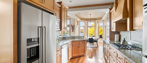 Jääkaappi, mikroaaltouuni, uuni, liesi