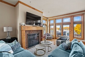 Smart-TV, Kamin, Bücher, Stereoanlage