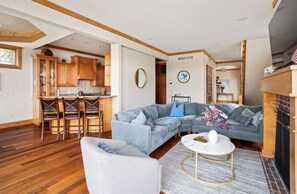 Smart TV, fireplace, books, stereo - Holiday Memories made here: Hot Tub & Sunset Views (Okauchee Lake)