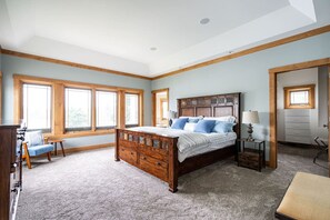 4 sovrum, skrivbord, strykjärn/strykbräda och resesäng