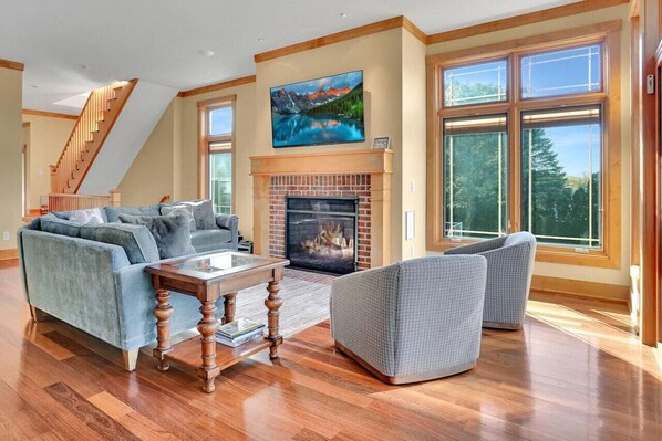 Smart-tv, eldstad, böcker och en stereo