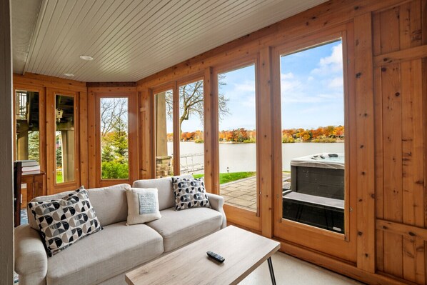 Smart-TV, Kamin, Bücher, Stereoanlage