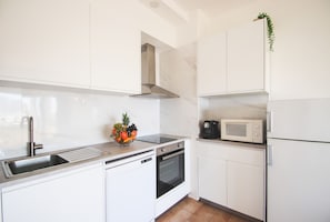 Geladeira, micro-ondas, fogão, cooktop