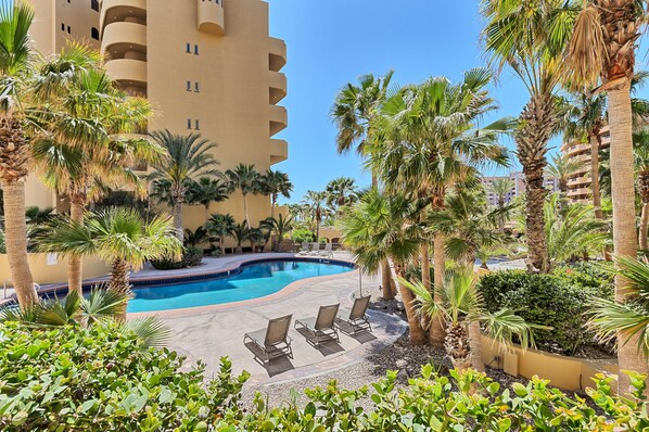 Alberca al aire libre y alberca climatizada