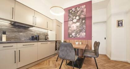 Fully equipped design apartment close to Subway