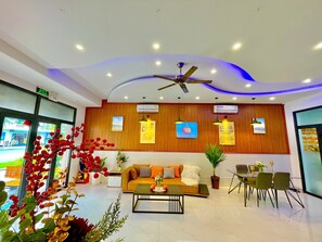 Een 43-inch smart-tv met kabelzenders, televisie en betaalfilms