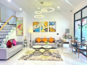 Villa familiale | Aire de séjour | Téléviseur connecté de 43 po avec télévision par câble, téléviseur