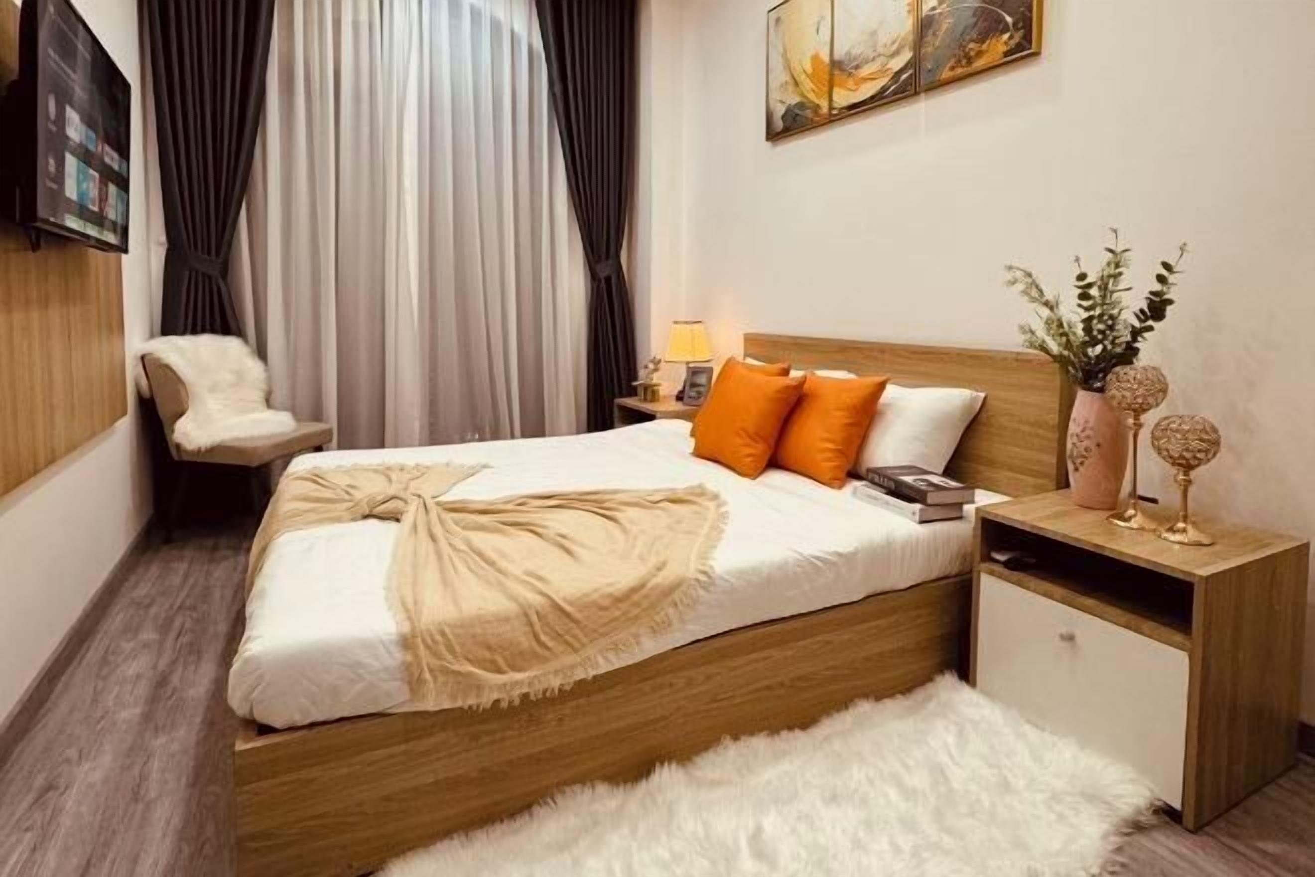 Premium bedding, down comforters, Select Comfort beds, laptop workspace